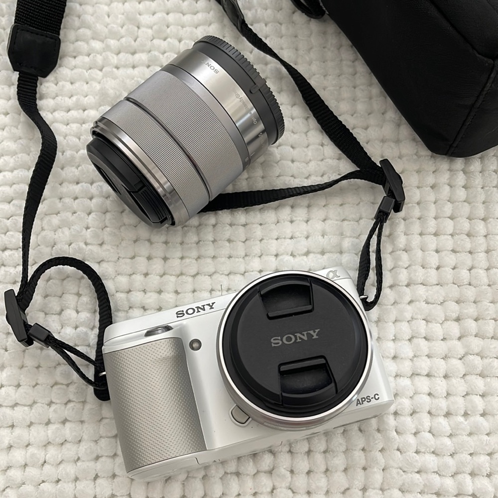*SOLD* Sony NEX-F3 with extra wide angle lens worth $250